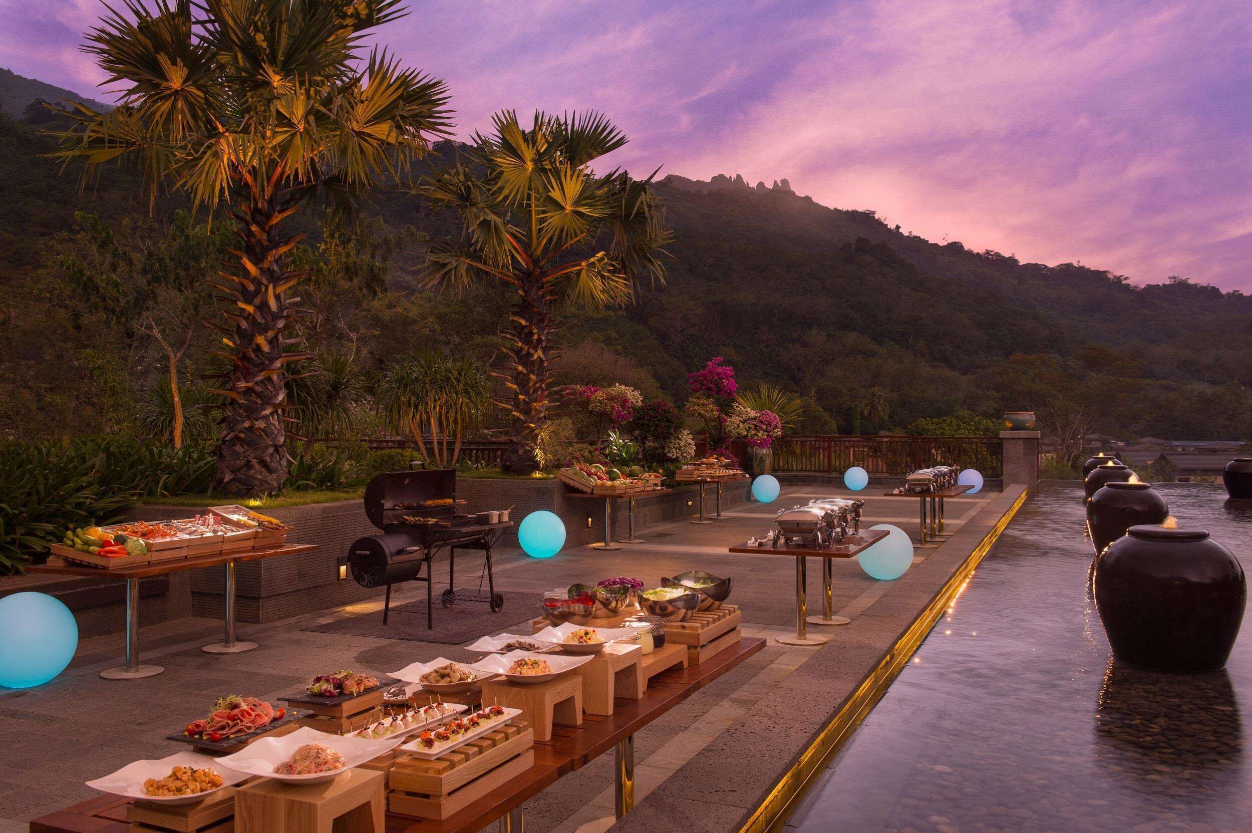 3 restaurants; breakfast, lunch, and dinner served