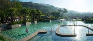 2 piscinas al aire libre, cabañas de piscina gratuitas, sombrillas