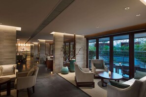 2 bars/lounges, poolside bar