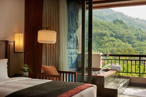 Premium bedding, in-room safe, desk, iron/ironing board