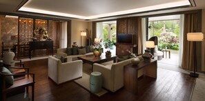 Villa presidencial, 1 cama de matrimonio grande, no fumadores | Zona de estar | Una televisión LCD