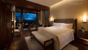 Premium bedding, in-room safe, desk, iron/ironing board - Hainan Qixianling Tsurukawa Spa Hotel (Baoting)