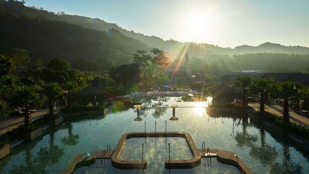 2 outdoor pools, free pool cabanas, pool umbrellas - Hainan Qixianling Tsurukawa Spa Hotel (Baoting)