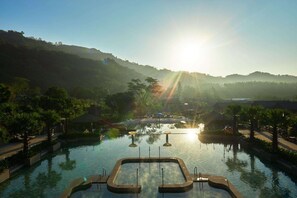 2 piscinas al aire libre, cabañas de piscina gratuitas, sombrillas
