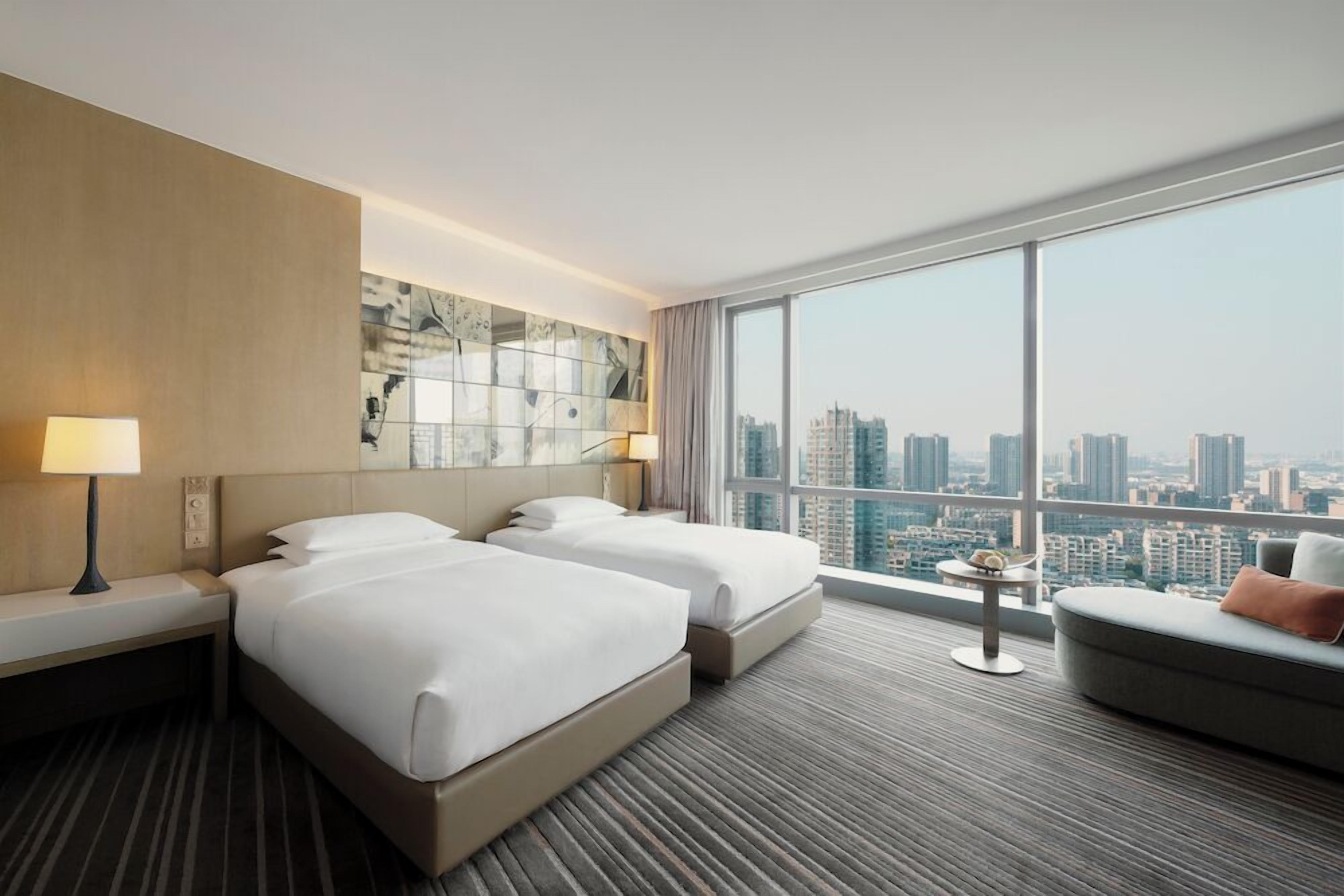 Kamar Deluks, 2 Tempat Tidur Twin | Minibar, brankas, meja kerja, dan kedap suara