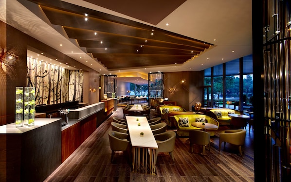 2 bars, lounge dans le hall