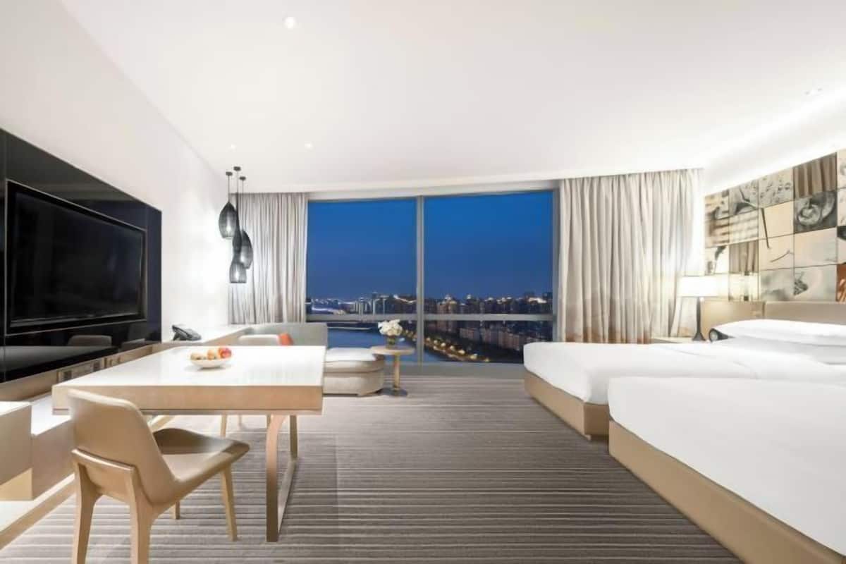 Minibar, caja de seguridad en la habitación y escritorio