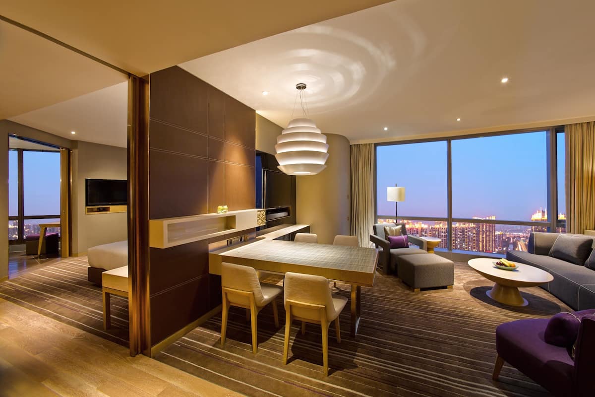 Minibar, caja de seguridad en la habitación y escritorio