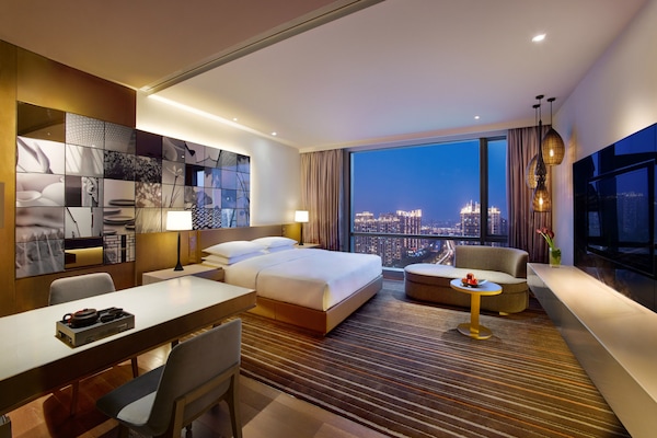 Minibar, caja de seguridad en la habitación y escritorio