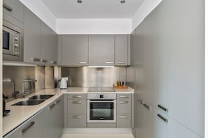 Departamento Confort, 2 habitaciones, cocina, vista a la ciudad | Cocina privada | Refrigerador con congelador, microondas, horno y parrilla de estufa