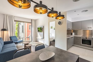 Departamento Confort, 2 habitaciones, cocina, vista a la ciudad | Área de sala de estar | Televisión de pantalla plana de 37 pulgadas con canales vía satélite