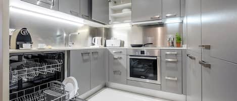 Full-sized fridge, microwave, oven, stovetop