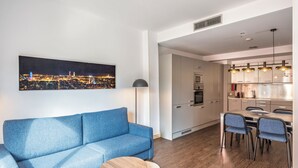 Leilighet – comfort, 1 soverom, kjøkken, byutsikt | Oppholdsområde | En 37-tommers Flatskjerm-TV med Parabol-TV samt LED-TV