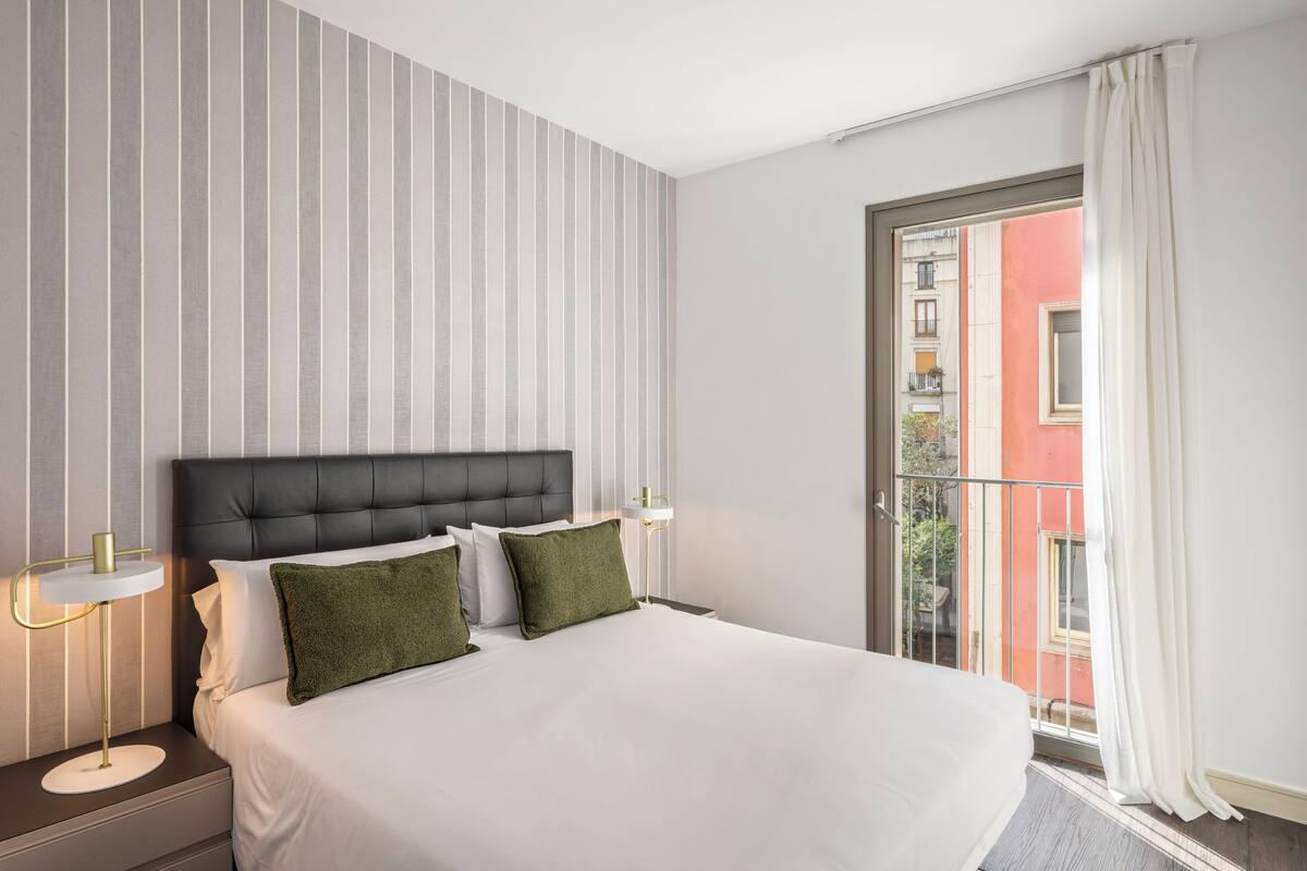 Apartemen Comfort, 1 kamar tidur, dapur, pemandangan kota | Selimut bulu angsa, brankas, tirai kedap cahaya, dan kedap suara