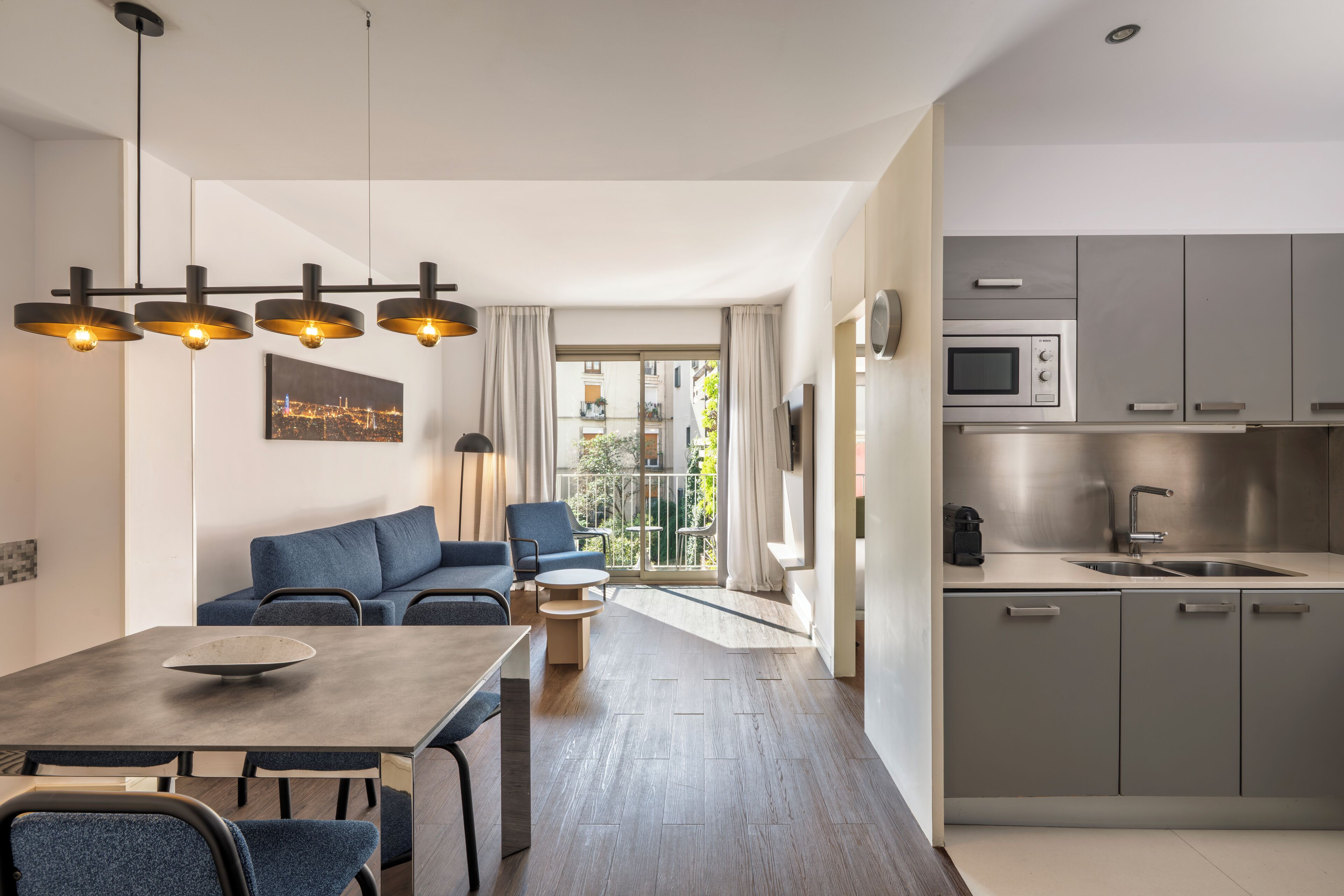 Apartamento Confort, 2 habitaciones, cocina, vistas a la ciudad | Zona de estar | Televisión de pantalla plana de 37 pulgadas con canales por satélite