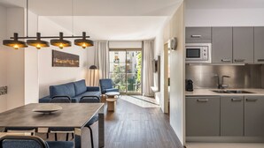 Leilighet – comfort, 2 soverom, kjøkken, byutsikt | Oppholdsområde | En 37-tommers Flatskjerm-TV med Parabol-TV samt LED-TV