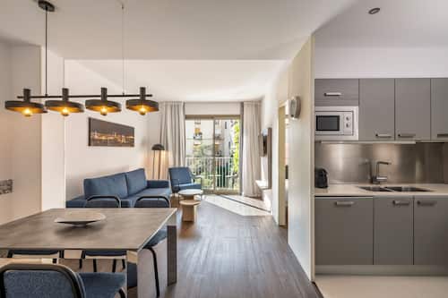 Comfort Apartment, 2 Bedrooms, Kitchen, City View | Living area | 37-inch flat-screen TV with satellite channels, LED TV