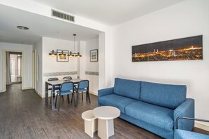 Apartamento Confort, 2 habitaciones, cocina, vistas a la ciudad | Zona de estar | Televisión de pantalla plana de 37 pulgadas con canales por satélite