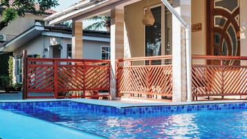 Una piscina al aire libre (de 08:00 a 19:00), tumbonas