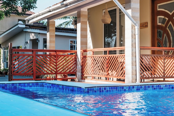 Utendørsbasseng og solsenger