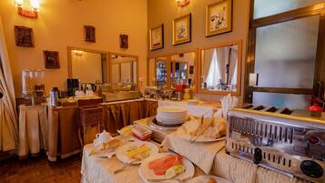 Se ofrece un desayuno completo (10 USD por persona)