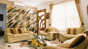 ห้องพรีเมียร์สวีท, หลายเตียง, ห้องน้ำในตัว, วิวสวน | บริเวณนั่งเล่น