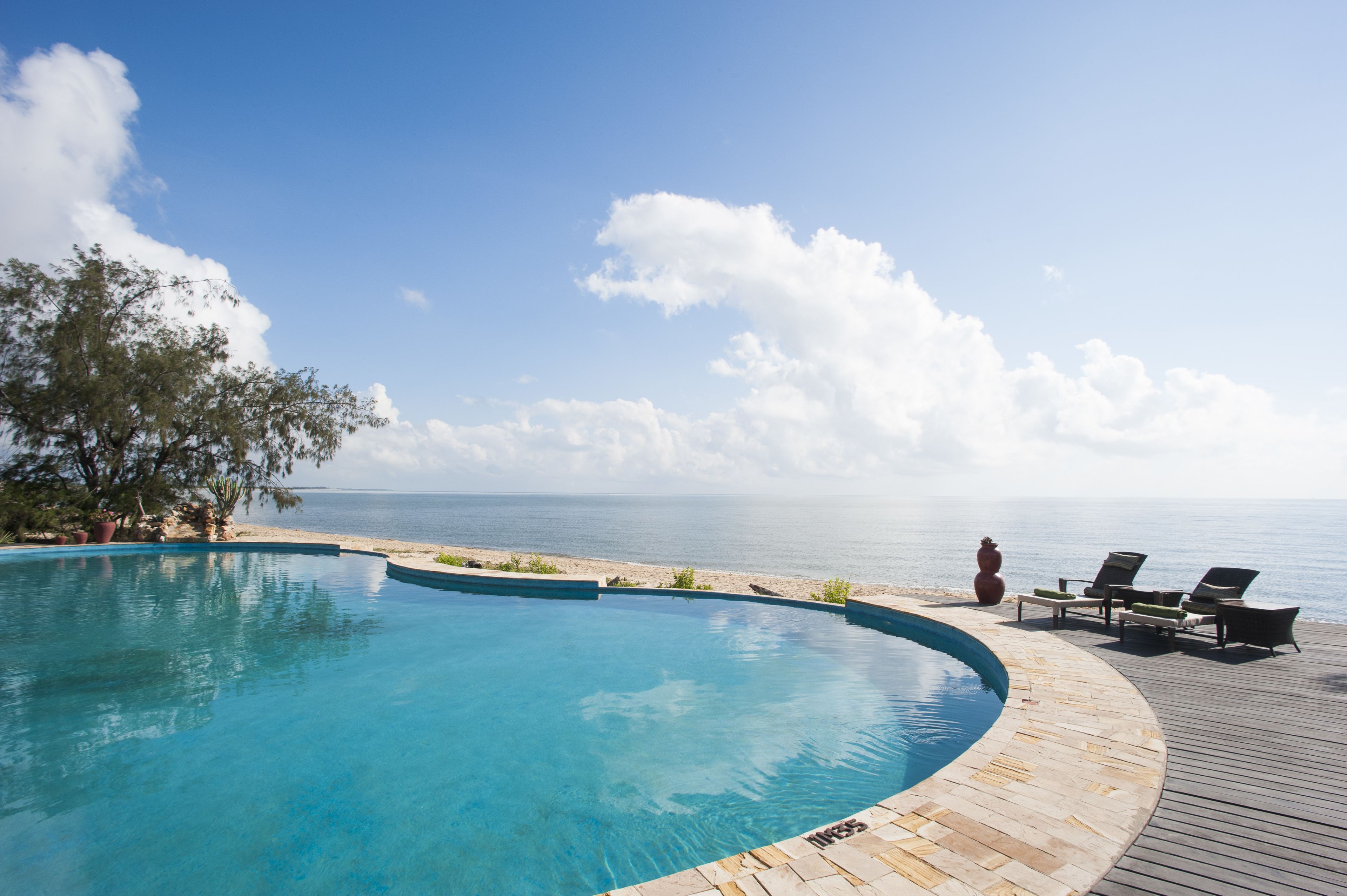 Hồ bơi ngoài trời