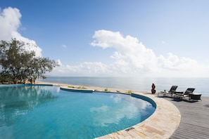 Outdoor pool - Saadani Safari Lodge (Saadani)