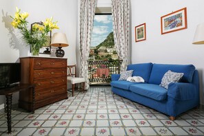 Flat-screen TV, DVD player, iPod dock - Palazzo Margherita Positano (Positano)