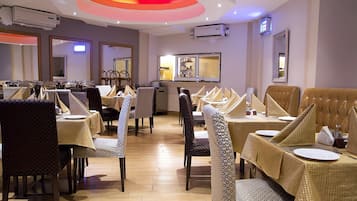 Lunch and dinner served, international cuisine