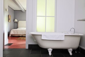 Dobbeltrom, 2 queensize-senger | Italienske Frette-laken, sengetøy av topp kvalitet, dundyner og minibar