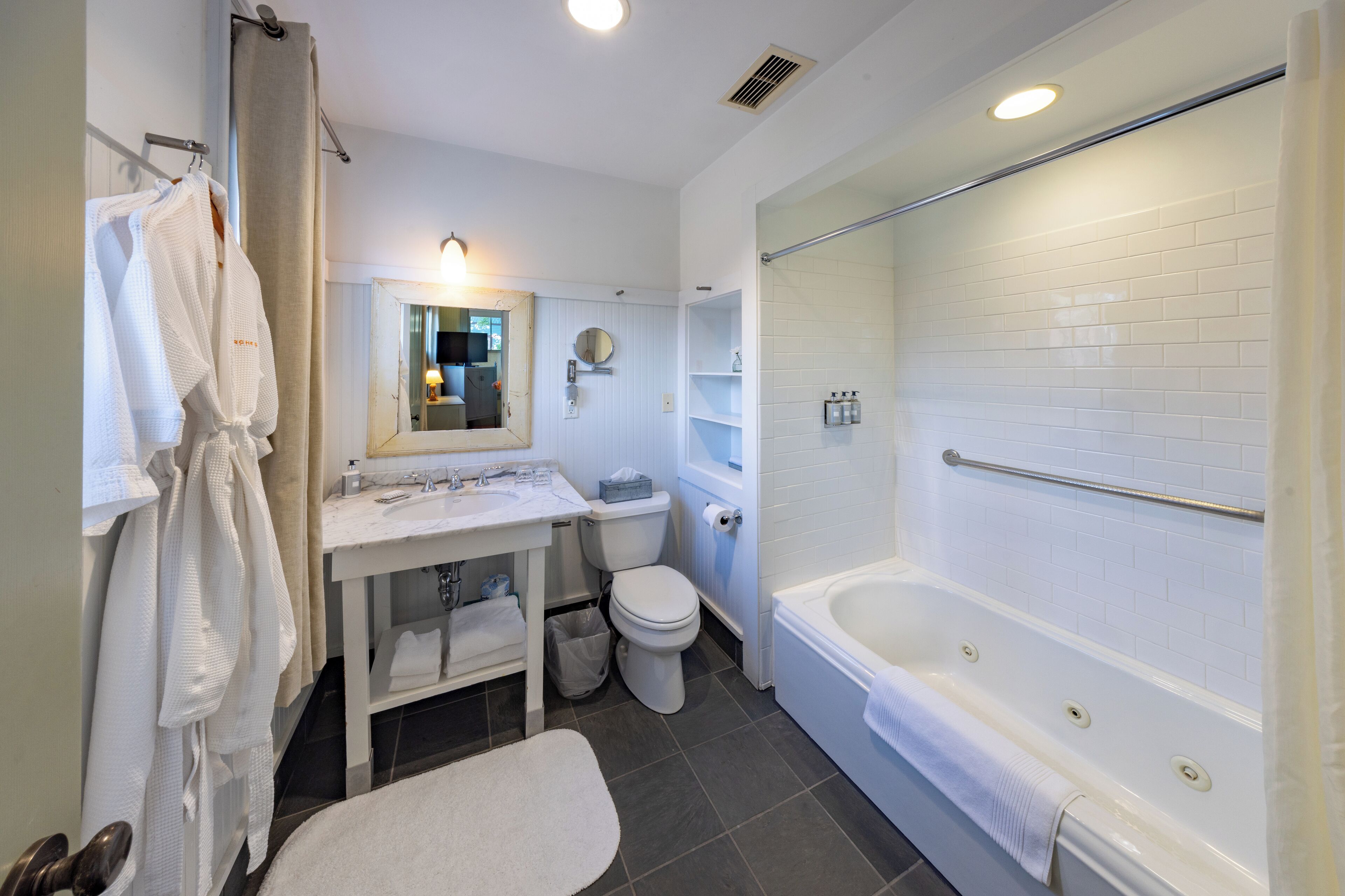 Ein modernes Badezimmer mit Badewanne, Toilette und Waschbecken.