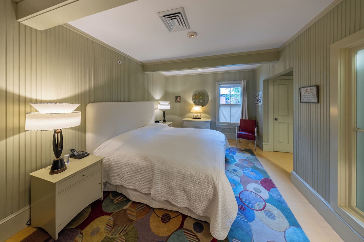 Deluxe Room (Standard King Bed)
