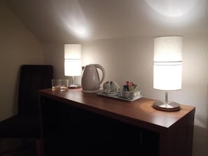 Standard Twin Room, Ensuite | In-room safe, iron/ironing board, free WiFi, bed sheets - The Stag Enfield (Enfield)