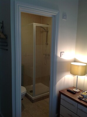 Dobbeltrom – standard, eget bad | Bad | Dusj, toalettartikler (inkludert), håndklær og såpe