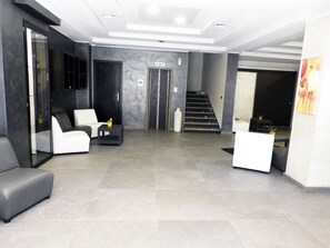 Tägliches Frühstücksbuffet (5 EUR pro Person)