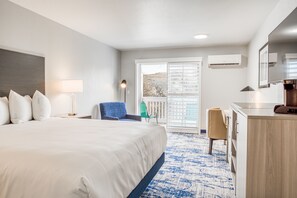 Deluxe Room, 1 King Bed, Balcony, Garden View | Iron/ironing board, free WiFi, bed sheets - Creekside Inn (Cambria)