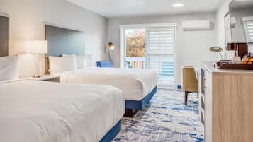 Quarto luxo, 2 camas Queen, sacada, vista para o jardim | Escrivaninha, ferros/tábuas de passar roupa, Wi-Fi de cortesia