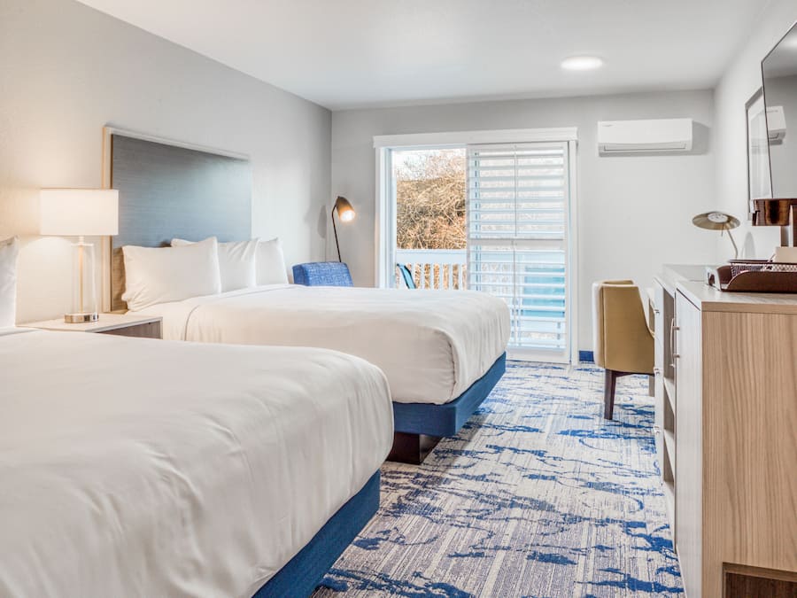 Quarto luxo, 2 camas Queen, sacada, vista para o jardim | Escrivaninha, ferros/tábuas de passar roupa, Wi-Fi de cortesia