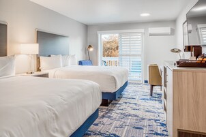 Escritorio, tabla de planchar con plancha, wifi gratis y ropa de cama 