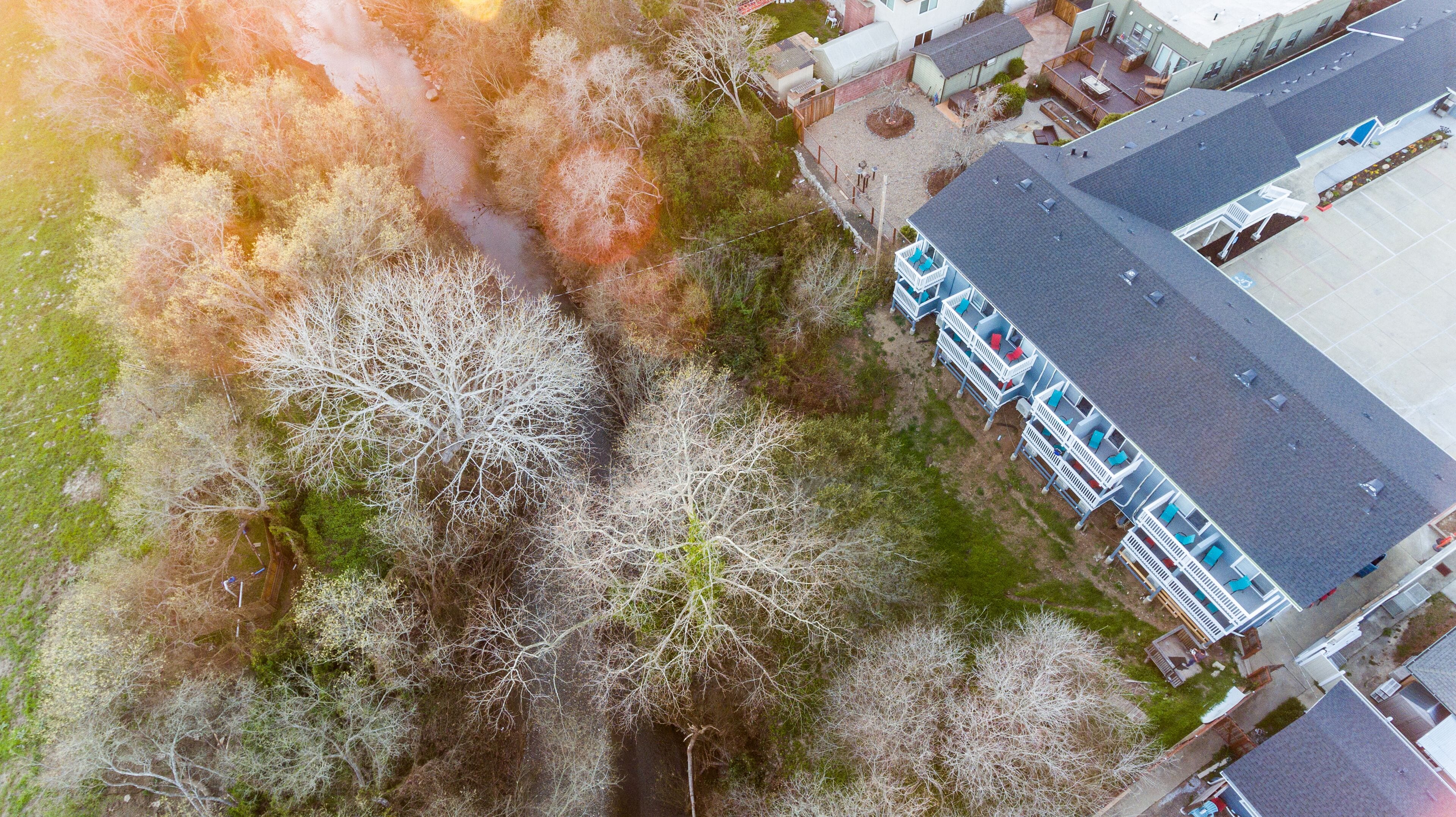 Vista aérea de una zona residencial con hilera de casas, porches adosados y un pequeño camino de entrada.