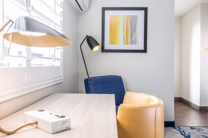 Escritorio, tabla de planchar con plancha, wifi gratis y ropa de cama