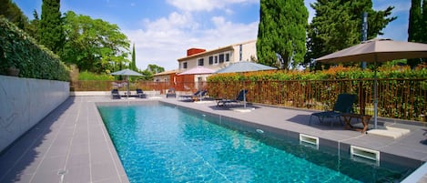 Utendørsbasseng, bassengparasoller og solsenger