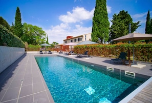 Outdoor pool, pool umbrellas, sun loungers - Pont Levis Hôtel By Franck Putelat (Carcassonne)