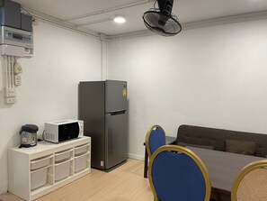 24-inch LCD TV with digital channels, TV - Steve Lady Hostel (Bangkok)