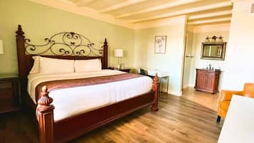Quarto standard, 1 cama King, para não fumantes, vista para o pátio | Roupas de cama premium, escrivaninha, ferros/tábuas de passar roupa