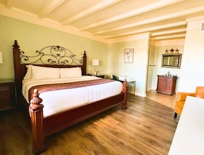 Premium bedding, desk, iron/ironing board, free WiFi - The Bayfront Inn (St. Augustine)