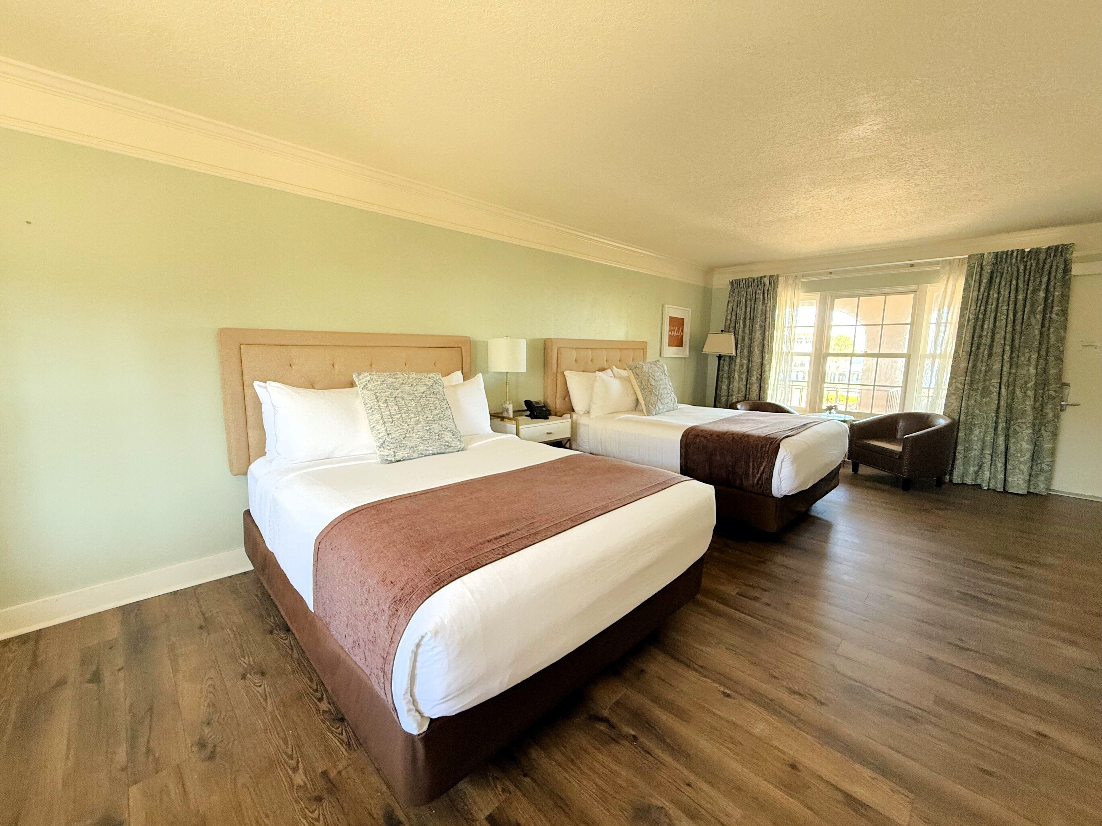 Deluxe suite, 2 queensize bedden | Luxe beddengoed, een bureau, een strijkplank/strijkijzer, gratis wifi