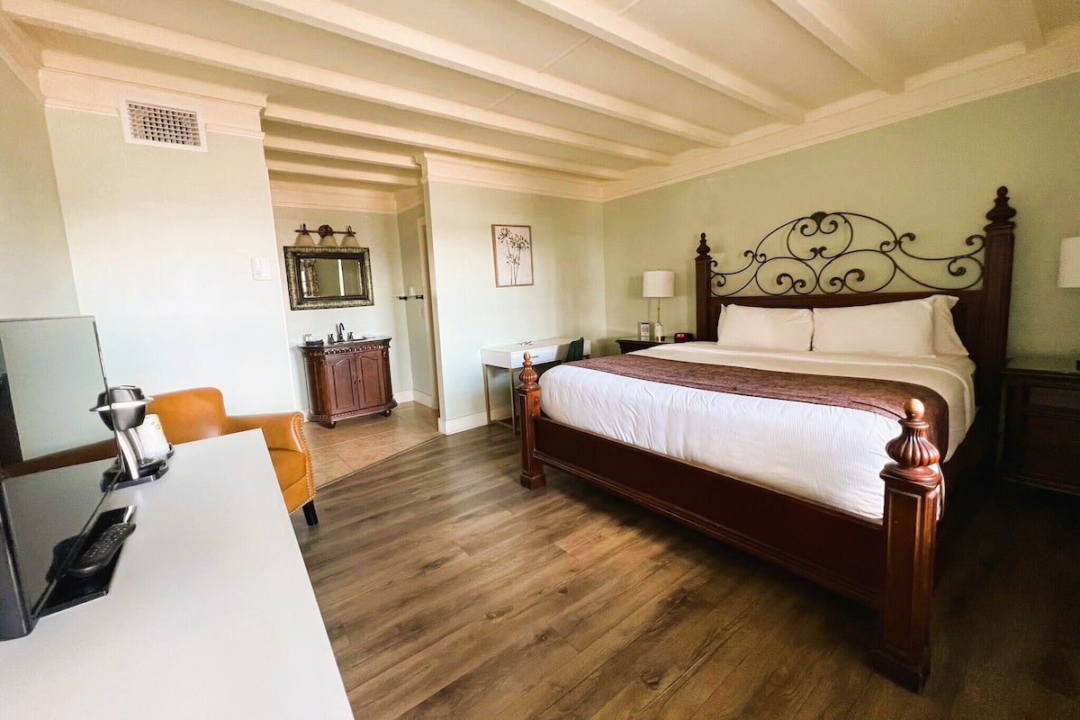 Standard Room, 1 King Bed, Non Smoking, Courtyard View