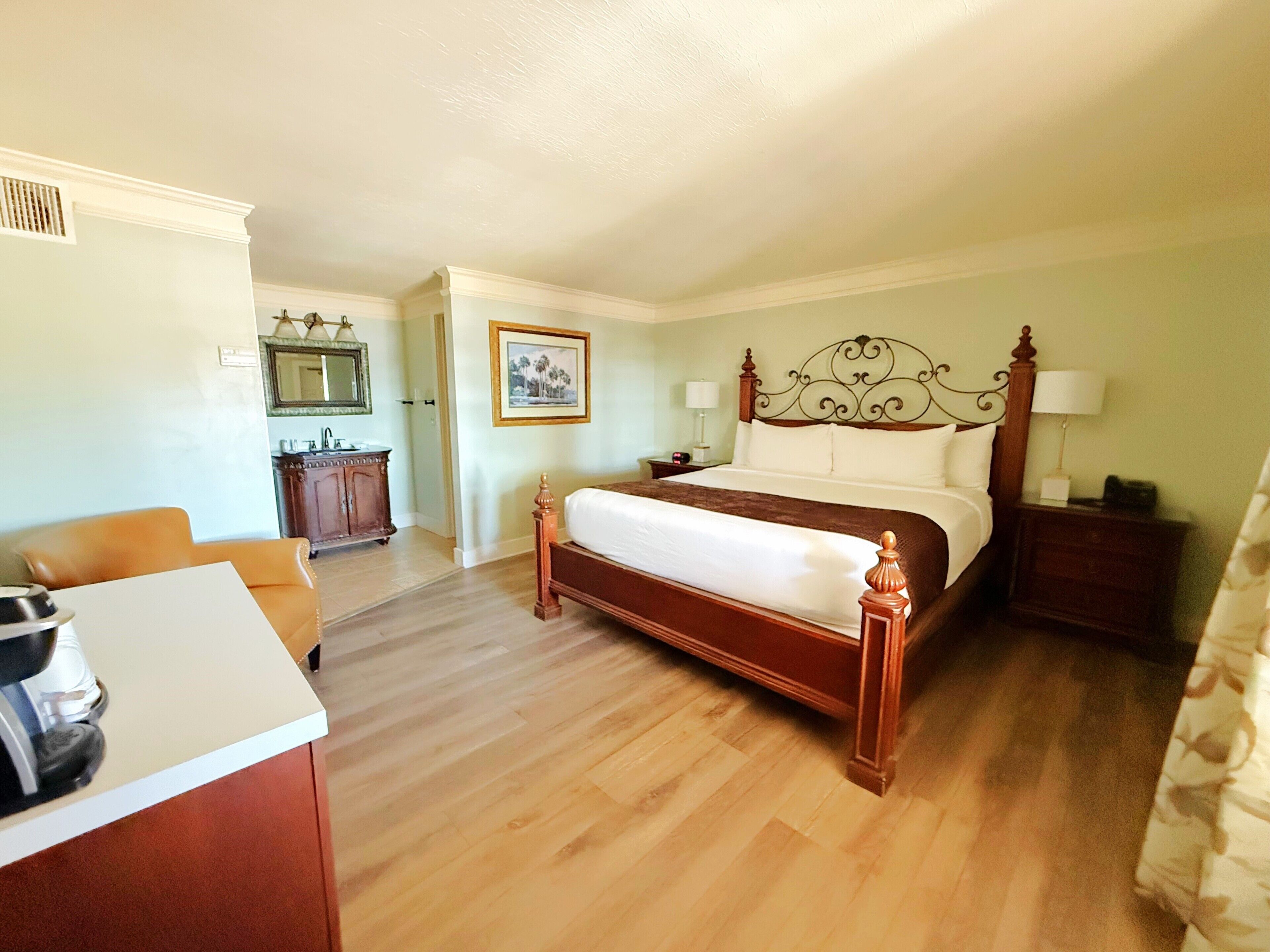 Signature Room, 1 King Bed, Non Smoking, Bay View | Premium bedding, desk, iron/ironing board, free WiFi